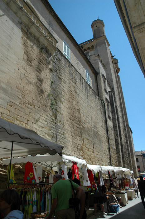 Uzes