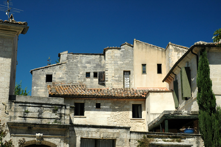 Uzes