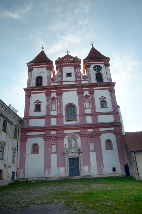 Louka u Znojma - kostel Nanebevzet Panny Marie a svatho Vclava