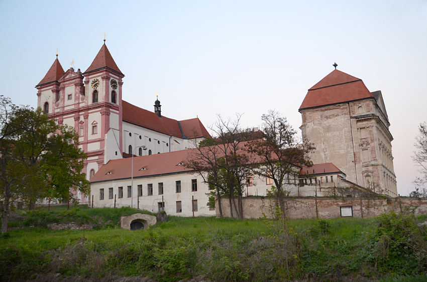 Louka u Znojma - kostel Nanebevzet Panny Marie a svatho Vclava