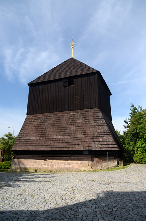Rovensko pod Troskami - zvonice s obrácenými zvony