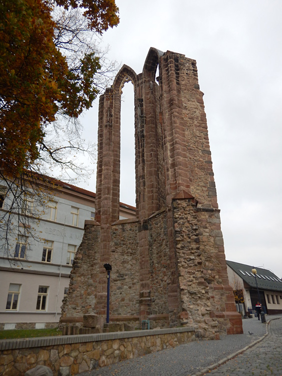 Benešov - zřícenina minoritského kláštera s kostelem Nanebevzetí Panny Marie