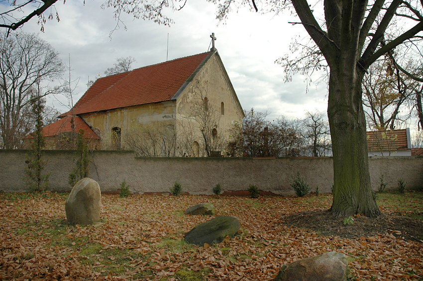 Neumětely - kostel svatého Petra a Pavla