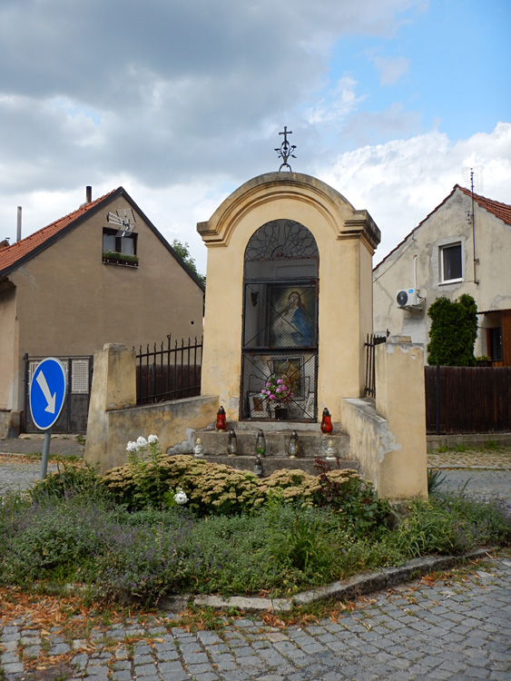 Brandýs nad Labem - výklenková kaple u hřbitova