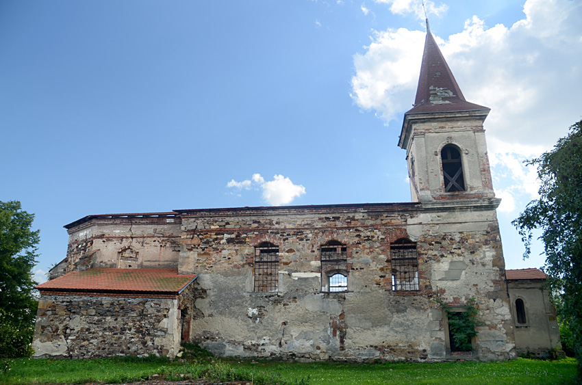 Všestudy - zřícenina kostela svatého Michaela archanděla