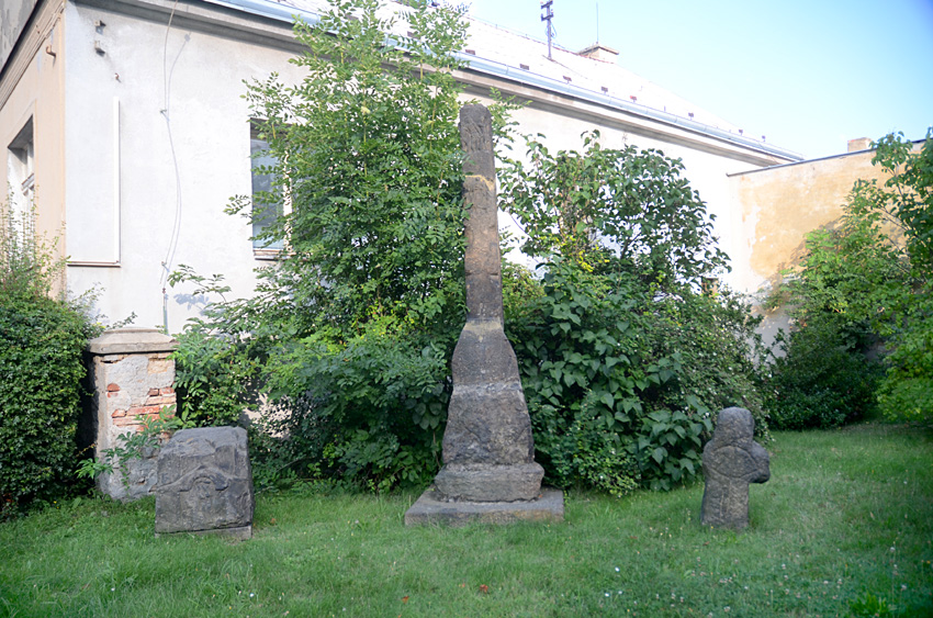 Most - smírčí kříže