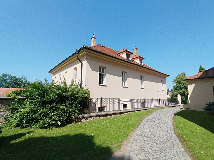 Fara u kostela Stětí svatého Jana Křtitele - Hostivař