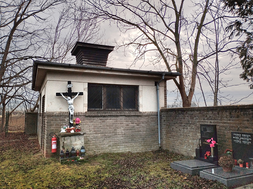 Kříž na cholupickém hřbitově - Cholupice