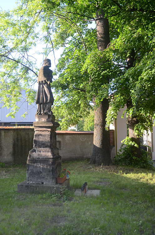 Kostel svatého Jiří - socha svatého Jana Nepomuckého