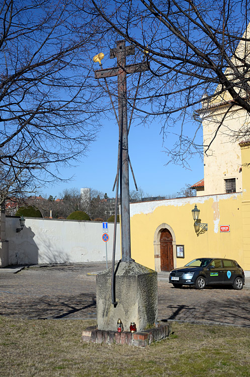Kříž na Loretánském náměstí