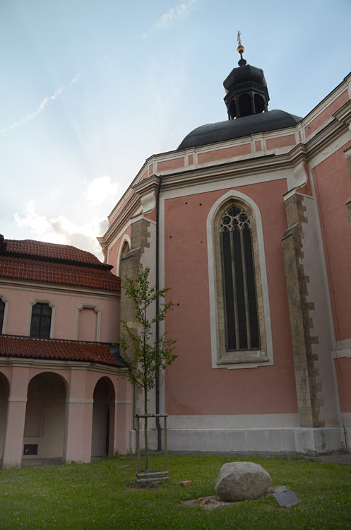 Kostel Nanebevzet Panny Marie a Karla Velikho