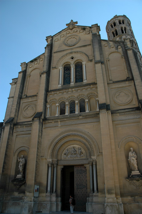 Uzes
