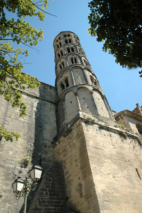 Uzes